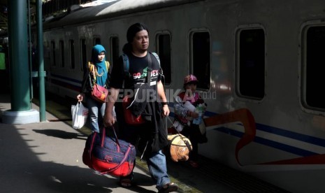 Sejumlah calon pemudik menanti kedatangan kereta di Stasiun Gambir, Jakarta, Rabu (21/6). Humas Stasiun Gambir mencatat, jumlah pemudik dari Satasiun Gambir pada hari keempat jelang Lebaran mencapai 15.459 penumpang.
