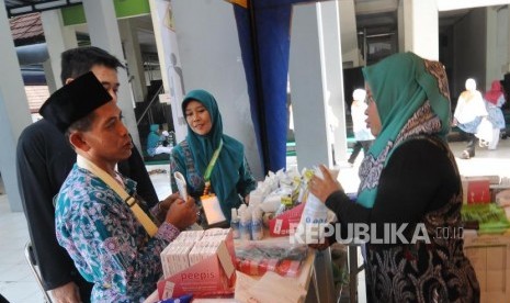 Keberangkatan Calon Haji Jawa Barat. Sejumlah jamaah membeli perlengkapan kesehatan di Asrama Haji Embarkasi di Bekasi, Jawa Barat, Senin (8/7).