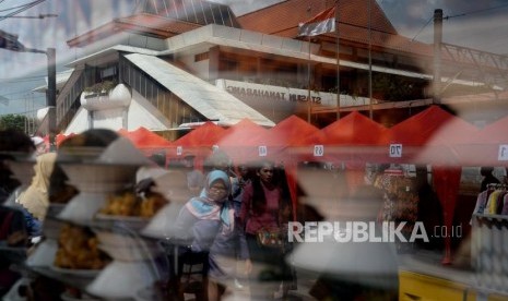 Pejalan kaki melintas di antara tenda yang akan di gunakan pedagang ketika dilakukanya penutupan Jalan Jatibaru di Kawasan Tanah Abang, Jakarta, Jumat (22/12).