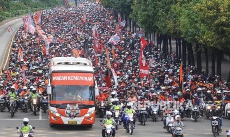 Tim kesebelasan Persija Jakarta bersama The Jakmania melaukan pesta kemenangan dengan konvoi perayaan kemenangan dari GBK menuju Balaikota Jakarta, Ahad (18/2).