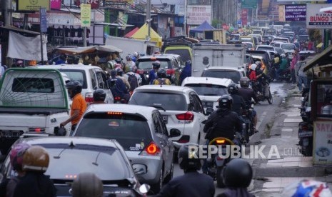 Kemacetan lalu lintas oleh para pemudik dan pelancong. (ilustrasi)