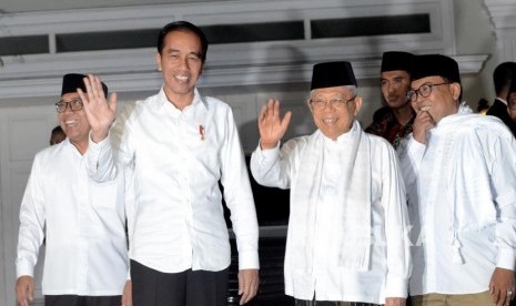 Jokowi dan Ma'ruf di Situbondo. Calon Presiden Joko Widodo (kiri) bersama Calon Wakil Presiden Ma'ruf Amin (kanan) nomor urut 1 menyapa awak media saat datang di Jalan Situbondo, Menteng, Jakarta Pusat, Kamis (27/6).