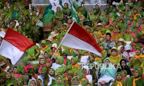 Sejumlah peserta dari Muslimat NU mengikuti Harlah Ke-73 Muslimat NU di Stadion Utama Gelora Bung Karno, Senayan, Jakarta, Ahad (27/1).