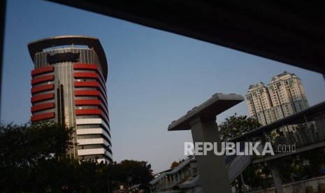 Kain hitam menutupi lambang kpk sebagai bentuk aksi terhadap revisi UU KPK di Gedung Merah Putih, Jakarta, Ahad (8/9/2019).