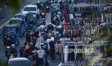 Pedagang Kaki Lima (PKL) berjualan ruas jalan di kawasan Pasar Senen, Jakarta, Selasa (10/9/2019).