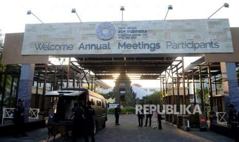 Persiapan Pertemuan IMF. Aparat kepolisian verjaga di gerbang tempat pertemuan IMF-World Bank 2018 di Nusa Dua, Bali, Ahad (7/10).