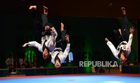 Tim putra atlet Poomsae Taekwondo Indonesia sedang memperlihatkan gerakan-gerakan poomsae pada babak final poomsae beregu di event Invitation Torunament Asian Games 18 di Jakarta, Sabtu (10/2).