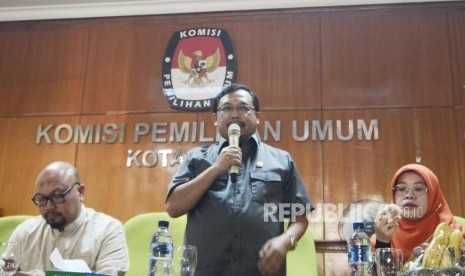 omisioner KPU Pusat Ilham Saputra (kiri), Wakil Ketua Komisi II DPR Herman Khaeron (tKepala Badan Pembinaan Organisasi, Keanggotaan, dan Kaderisasi (BPOKK) Partai Demokrat, Herman Khaeron (tengah). Demokrat menegaskan pergantian kepemimpinan nasional lewat pemilu harus digelar setiap lima tahun sekali. (ilustrasi)