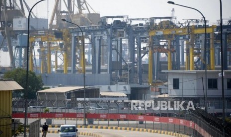 Aktivitas bongkar muat peti kemas di Pelabuhan Tanjung Priok, Jakarta, Senin (15/10).