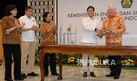 Dirut Inalum Budi G Sadikin (kedua kanan) bersama CEO Freeport McMoRan Inc Richard Adkerson (kanan) usai melakukan penandatanganan perjanjian disaksikan Menteri ESDM Ignasius Jonan (kedua kiri), Menkeu Sri Mulyani (kiri) dan Menteri BUMN Rini Soemarno (ketiga kiri) di Kantor Kementerian ESDM, Jakarta Kamis (27/9).