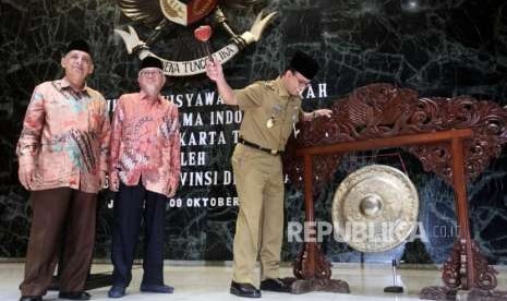 Gubernur DKI Jakarta Anies Baswedan (kanan) memukul gong didampingi Ketua MUI Pusat Abdullah Jaidi (kiri) dan Ketua Pengurus MUI DKI Jakarta Syarifuddi Abdul Ghani (tengah) sebagai tanda pembukaan Musyawarah Daerah Majelis Ulama Indonesia (Musda MUI) Provinsi DKI Jakarta Tahun 2018 di Balaikota, Jakarta, Selasa (9/10).