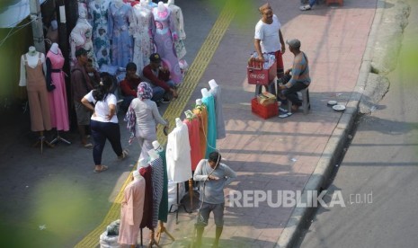 Pedagang Kaki Lima. Pedagang nekat berjualan menggunakan trotoar di sekitaran Jalan Jati Baru Raya kawasan Statsun Kereta Tanah Abang, Jakarta.