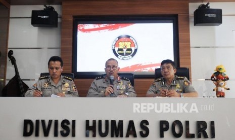 Kepala Divisi Humas Mabes Polri Irjen Pol Setyo Wasisto (tengah) memberikan paparan saat konferensi pers di Mabes Polri, Jakarta, Jumat (11/5).