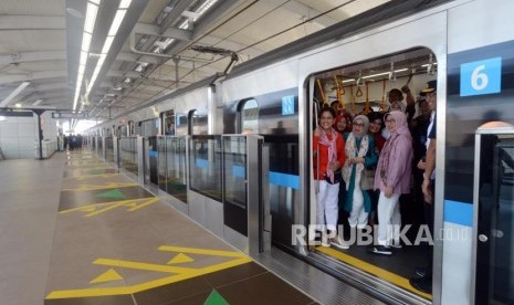 Iriana Joko Widodo Naik MRT. Ibu Negara Iriana Joko Widodo bersama Ibu Mufidah Jusuf Kalla dan Menteri Perhubungan Budi Karya Sumadi saat mencoba menaiki MRT di Jakarta, Senin (18/3).