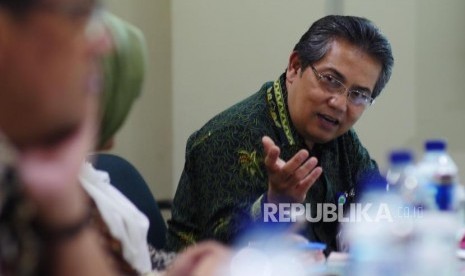 Dirut Rumah Sakit Yarsi dr Mulyadi Muchtiar, MARS memperkenalkan rombongan yang hadir kepada awak redaksi  saat mengunjungi Kantor Redaksi Republika di Jakarta, Rabu (14/8).