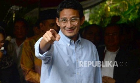 Cawapres No 02 Sandiaga Uno menyapa wartawan usai memberikan keterangan terkait hasil final rekapitulasi nasional KPU di Kertanegara, Jakarta, Selasa (21/5).