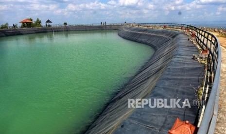 Pengembangan Wisata Yogyakarta. Pengunjung menikmati pemandangan Embung Nglanggeran, Gunungkidul, Yogyakarta, Senin (15/7/2019).