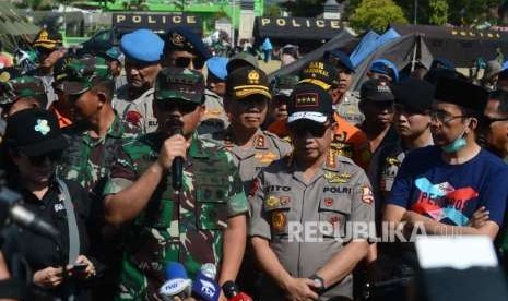 Panglima TNI Marsekal TNI Hadi Tjahjanto, (tengah)  bersama Kapolri Jenderal Polisi Tito Karnavian(kedua kanan), Menteri Kesehatan Nila Farid Anfasa Moeloek (kiri), Gubernur NTB,  Zainul Majdi (kanan) memberikan keterangan pers saat melakukan peninjauan ke kawasan gempa di  Lombok, Rabu ( 8/8).