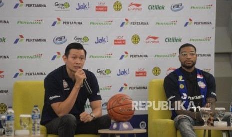 Pelatih Satria Muda Pertamina Youbel Sondakh (kiri) didampingi Pemain baru Satria Muda Pertamina Jamarr Andre Johnson pada acara pengenalan roster baru dan peluncuran alternatif jersey di Jakarta, Ahad (7/1).