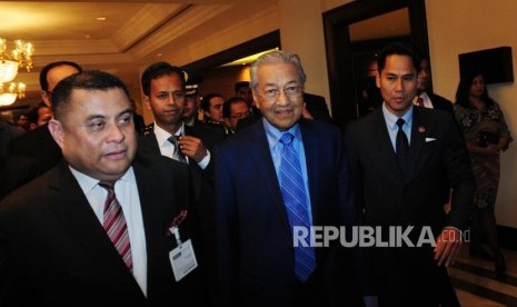 Perdana Menteri Malaysia Mahathir Mohamad (tengah) didampingi Excecutive Indonesia - Malaysia Business Council (IMBC) Chairul Anhar (kiri) berjalan sebelum melakukan pertemuan di Hotel Grand Hyatt, Jakarta, Jumat (29/8).