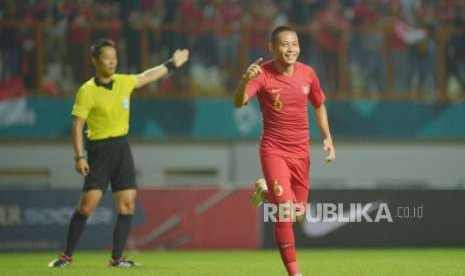 Mantan bintang timnas Indonesia Evan Dimas Darmono (kanan) 