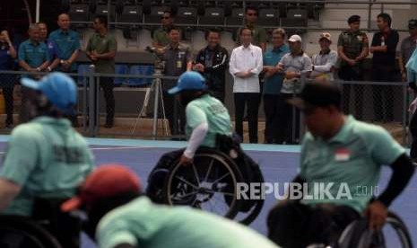 President Joko Widodo (white shirt) accompanied by Sports Minister Imam Nahrawi (second right) and Chief De Mission Asian Para Games Arminsyah (right), Inapgoc chairman Raja Sapta Oktohari (left) reviews lawn ball practice at Gelora Bung Karno Stadium, Jakarta, Thursday (Sept 27),