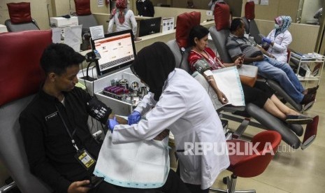 Petugas Unit Transfusi Darah (UTD) Palang Merah Indonesia (PMI) Kota Bandung mengambil darah dari pendonor di kantor PMI Kota Bandung, Senin (6/5).