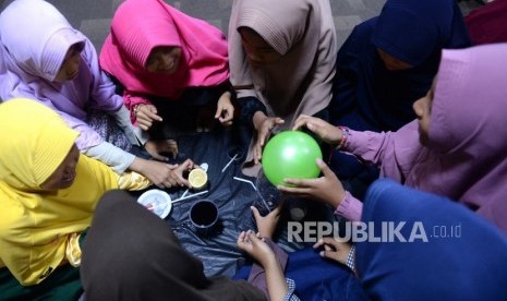 Belajar Matematika dan IPA dengan Menyenangkan. Anak-anak mengikuti materi Fun Science di Kantor Harian Republika, Jakarta, Sabtu (2/2/2019).