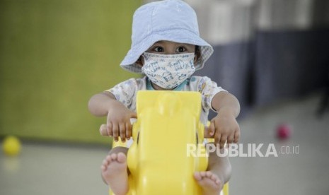 Seorang anak bermain di posko kesehatan Balai Rehabilitasi Sosial Anak Memerlukan Perlindungan Khusus Kementerian Sosial, Pekanbaru, Riau, Kamis (19/9).