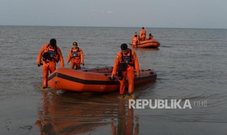 Anggota Basarnas bersiaga di kawasan  pantai  Tanjung Pakis, Pakis Jaya, Karawang Jawa Barat, Senin (29/10).