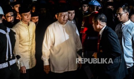 Peti Jenazah Ani Yudhoyono. Presiden RI Susilo Bambang Yudhoyono bersama anak-anaknya mendarat di Lanud Halim Perdana Kusuma, Jakarta Timur, Sabtu (1/6).