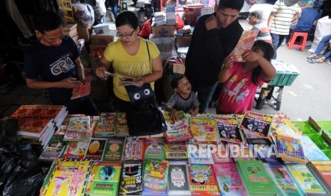 Sejumlah warga mencari buku pelajaran di Pasar Asemka, Tamansari, Jakarta Barat, Ahad (7/1).