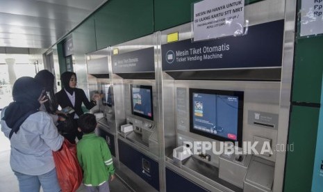 Sejumlah masyarakat membeli tiket MRT (Mass Rapid Transit)  di stasiun Lebak Bulus, Jakarta Selatan, Senin (13/5).