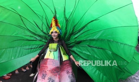 Peserta kesenian tradisional melintas saat mengikuti Bogor Street Festival Cap Go Meh (CGM) 2018 di Jalan Suryakencana, Bogor, Jawa Barat, Jumat (2/3).