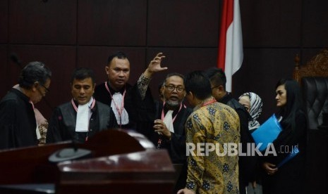 Ketua Tim Hukum Prabowo-Sandi, Bambang Widjojanto saat jeda waktu sidang lanjutan Perselisihan Hasil Pemilihan Umum (PHPU) Pemilihan Presiden (Pilpres) 2019 di Gedung Mahkamah Konstitusi, Jakarta, Selasa (18/6).