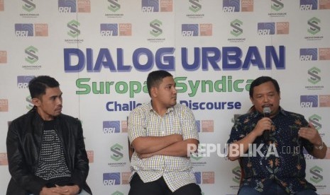 Anggota DPR dari Partai Demokrat HE Herman Khaeron menyampaikan pandangannya bersama Peneliti Lembaga Survey Indonesia Ikramah Khaeron (tengah) dan Peneliti Suropati Syndicate Ilham Akbar (kiri) saat Dialog dengan tema 