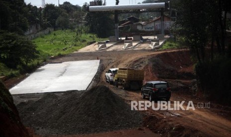 Suasana Tol Cinere-Jagorawi (Cijago) yang dalam proses penyelesaian di Depok, Jawa Barat, Senin (19/2).