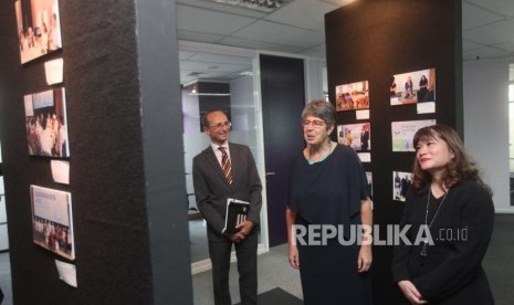 Wakil Menteri Kerjasama Internasional Belanda Reina Buijs (tengah), Country Director UNDP Indonesia Christophe Bahuet (kiri), CEO Sintesa Group Shinta Kamdani (kanan) meninjau pameran foto seusai acara Pertemuan Kehormatan dengan Wakil Menteri Belanda ke UNDP Indonesia di Jakarta, Selasa (16/10).