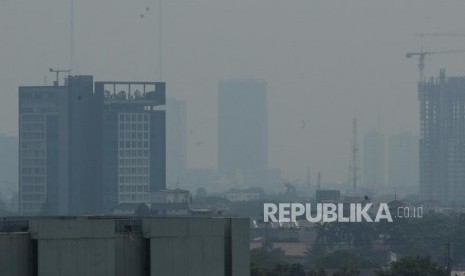 Teknologi Hujan Buatan Atasi Polusi Jakarta. Sejumlah gedung bertingkat terlihat samar karena polusi udara di Jakarta, Selasa (3/7).