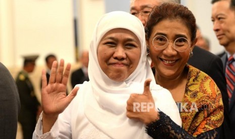 Menteri Kelautan dan Perikanan Susi Pudjiastuti (kanan) bersama mantan Mensos Khofifah Indar Parawansa berfoto usai mengikuti pegambilan sumpah pejabat negara oleh Presiden Joko Widodo di Istana Negara, Jakarta, Rabu (17/1).