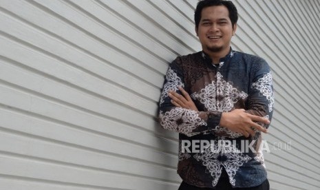 Aktor film dan aktivis dakwah, Cholidi Asadil Alam saat sesi wawancara  bersama republika di Jakarta, Senin (24/12).