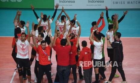 Selebrasi tim   Bola Voli Indonesia  saat  melawan tim bola voli Thailand di  klasifikasi  1-12  Putra Asian Games    di   Volley Indor Senayan , Jakarta, Ahad (26/8).