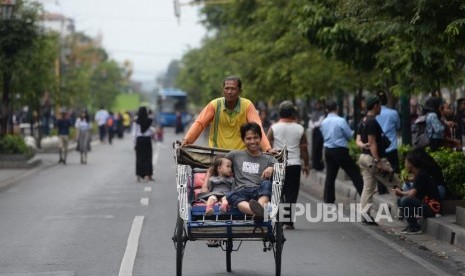 Ujicoba Semi Pedestrian Malioboro. Warga menikmati suasana hari bebas kendaraan bermotor saat uji coba semi pedestrian Malioboro di Yogyakarta, Selasa (27/8/2019).