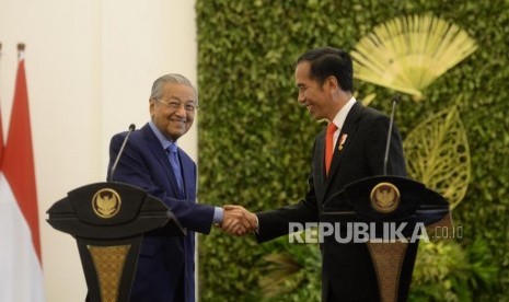 Presiden Kunjungan PM Malaysia. Presiden Joko Widodo (kanan) bersama PM Malaysia Mahathir Mohamad memberikan keterangan pers bersama saat kunjungan kenegaraan di Istana Bogor, Jawa Barat, Jumat (29/6).