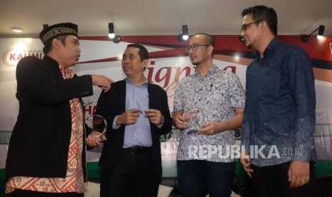 Presidium KAHMI dan Founder Kahmipreneur Kamrusammad (kedua kiri) berbincang bersama Founder Pesantren Enterpreneur Indonesia Bagus Hernowo (kiri), Ketua Perkumpulan Gerakan OK OCE Faransyah Agung Jaya (kedua kanan) dan Direktur Utama Lariba Consulting Ilham Reza Ferdian (kanan) berfoto usai penandatanganan kerjasama di Jakarta, Rabu (2/5).