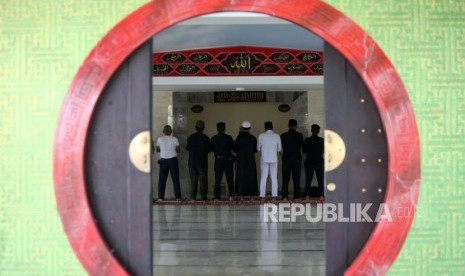 Sejumlah warga melaksanakan shalat 