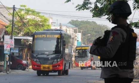 Sejumlah bus brimob yang membawa narapidana berjalan pasca kericuhan yang terjadi di Rutan cabang Salemba di Mako Brimob, Kelapa Dua, Depok, Jawa Barat, Rabu (9/5).