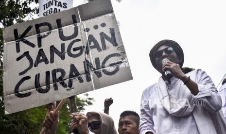 Sejumlah massa yang tergabung dalam Gerakan Masyarakat Peduli Konstitusi (GMPK) melakukan aksi di depan Kantor Bawaslu Jawa Barat, Kota Bandung, Senin (29/4).