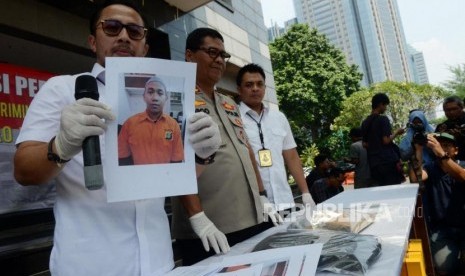 Kabid Humas Polda Metro Jaya Kombes Pol Argo Yuwono (tengah) didampingi Wadir Krimum Polda Metro Jaya AKBP Ade Ary Syam Indradi (kiri) dan Kanit I Subdit Jatanras Polda Metro Jaya AKP Hendro Sukmono (kanan) menunjukan foto tersangka dan sejumlah barang bukti saat rilis kasus video dugaan makar dan ancaman pembunuhan terhadap Presiden Jokowi di Polda Metro Jaya, Jakarta, Senin (13/5).