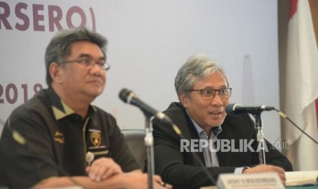 Direktur Megaproyek Pengolahan dan Petrokimia Pertamina Ardhy N Mokobombang (kiri) dan Direktur Perencanaan Investasi dan Manajemen Risisko Pertamina Gigih Prakoso memberikan keterangan kepada wartawan di Jakarta, Selasa (30/1).